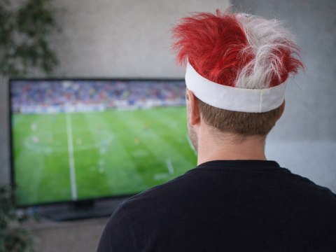Włosy kibica biało czerwone nakrycie na głowę polska mecz stadion opaska