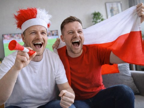 Włosy kibica biało czerwone nakrycie na głowę polska mecz stadion opaska