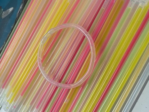 BRANSOLETKI OPASKI ŚWIECĄCE FLUORESCENCYJNE PAŁECZKI ŚWIETLIK URODZINY